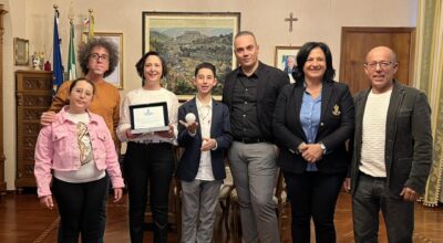 Una targa celebrativa a Maria Cristina Cassibba e Samu Denaro, protagonisti a “Io Canto Family 2025”